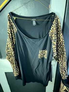 torrid Black Scoop Neck Top with Leopard-Print Raglan Sleeves
